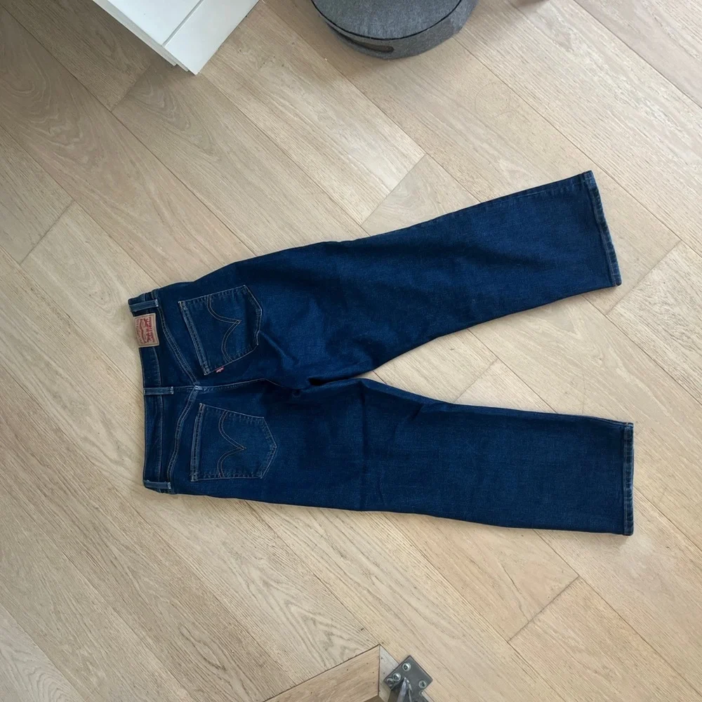 Levis Ribcage Straight Ankle - size 32 - dark wash/destroyed - Picture 3 of 3